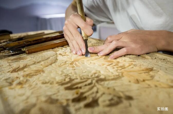 现在最大的愿望的是让剑川木雕工艺一代代传承下去,不断创新木雕产品