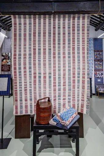 展览中最珍贵的布,也是工艺最复杂的,叫"百字布".